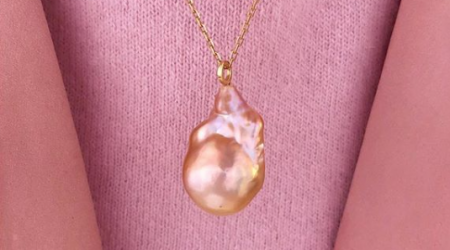 gold-necklace-pink-pearl-on-woman-with-pink-clothes