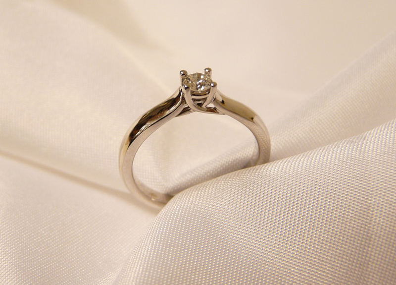 Ring-i-vitguld-med-diamant