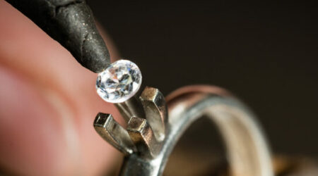 Guldsmed i verkstaden