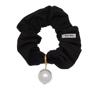 Retro-känsla! Scrunchie med pärla från Miu Miu