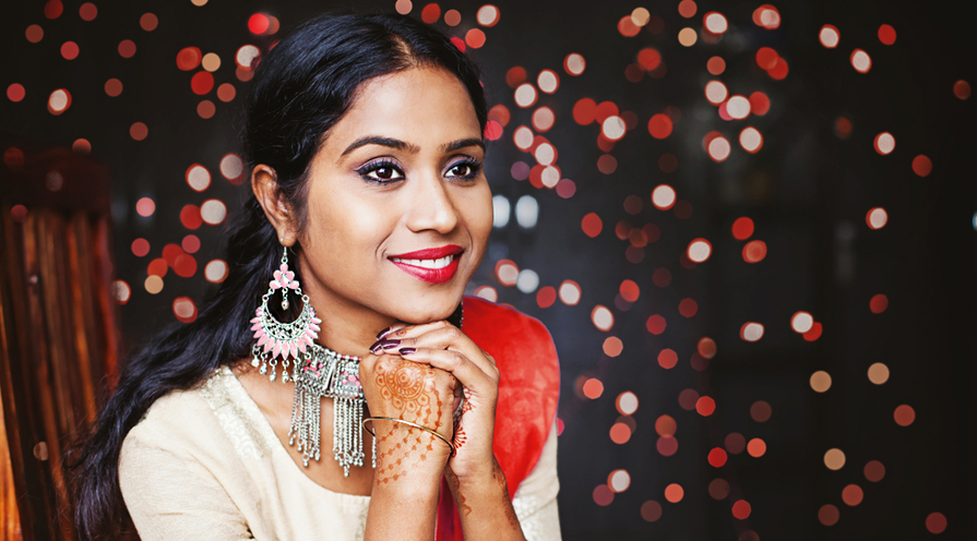 Indisk kvinna med smycken