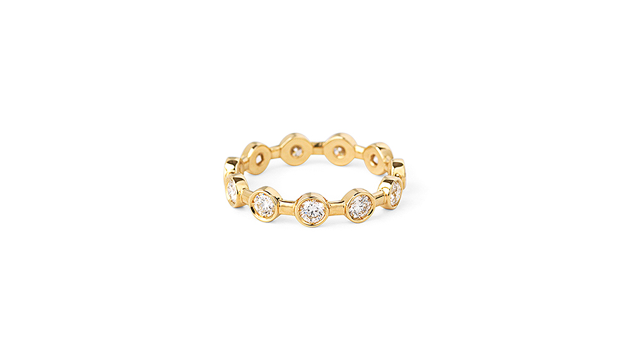 ring från Josina med diamanter kring hela smycket