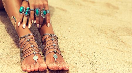 resa med smycken - fötter på strand