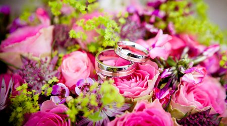 Bröllopstrender är återvunna ringar och starka färger