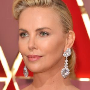 charlize theron i örhängen av chopard the queen of kalahari diamond.