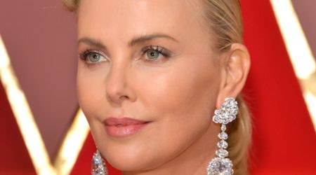 charlize theron i örhängen av chopard the queen of kalahari diamond.