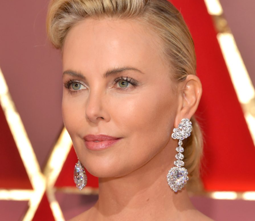 charlize theron i örhängen av chopard the queen of kalahari diamond.