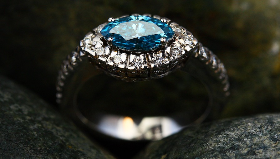 Vacker diamant ring med blå sten
