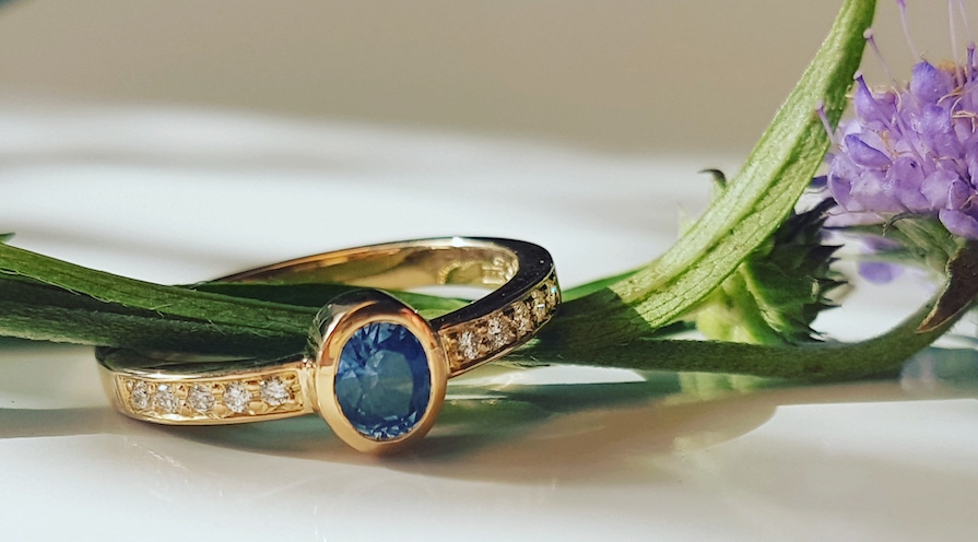 Ring i vitguld med safir