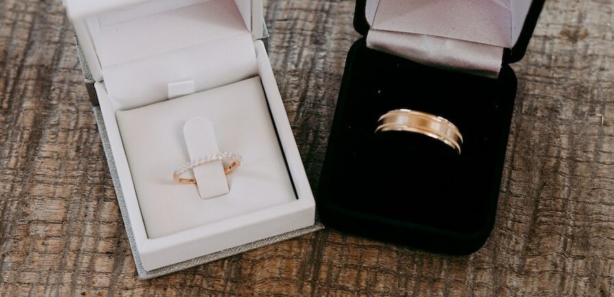 Två askar med vigselringar