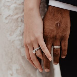 Vigselring är en symbol för äktenskap