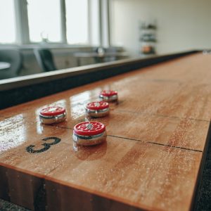 närbild på shuffleboard