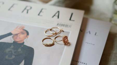 Guldringar liggandes på ett magasin - köpa smycken till sig själv