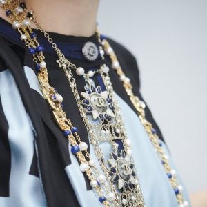 kvinna med smycken från Chanel - smyckestajlingtips