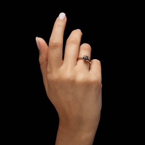guldring med svarta diamanter från maria nilsdotter