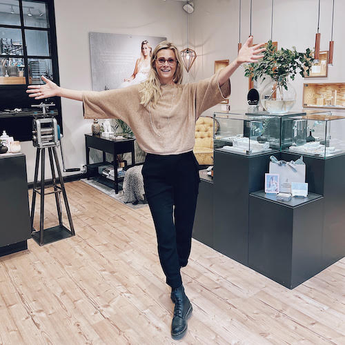 Annika Gustavsson Jewellery i hennes butik