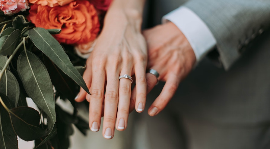 brudbar med matchande vigsel- och förlovningsringar