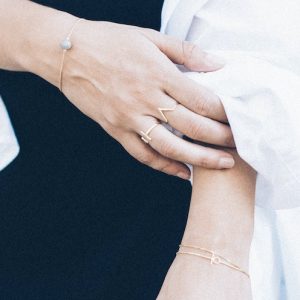 Kvinna med minimalistiska armband i guld