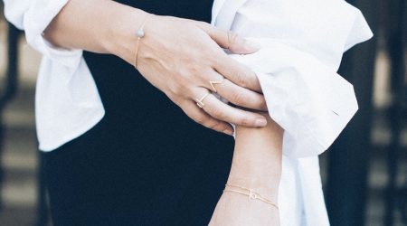 Kvinna med minimalistiska armband i guld