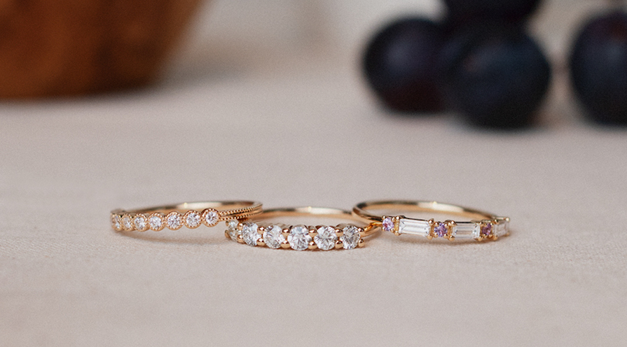 tre ringar i guld på rad - perfekt som ditt första äkta smycke