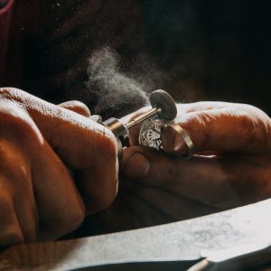 Guldsmed arbetar med ring, smyckestrender 2022