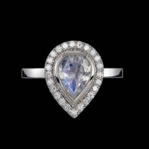 Handgjord ring i vitguld med päronslipad diamant