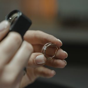 granska diamant och guldring genom lupp