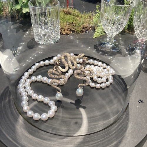 halsband med pärlor i form av en orm