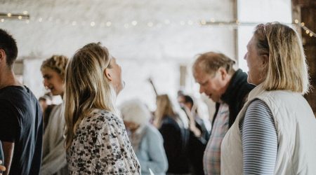 minglar på smyckesevent