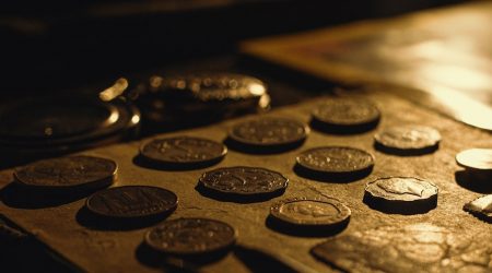gamla mynt av ädelmetaller