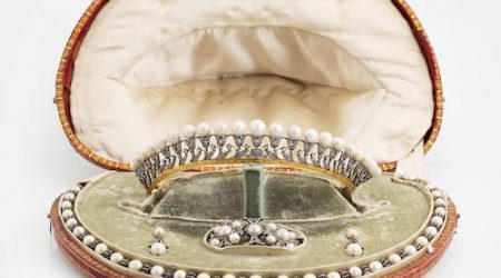 Ett garnityr bestående av en tiara, en brosch, en collier och örhängen