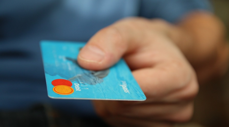 hand håller i kreditkort - penningtvätt