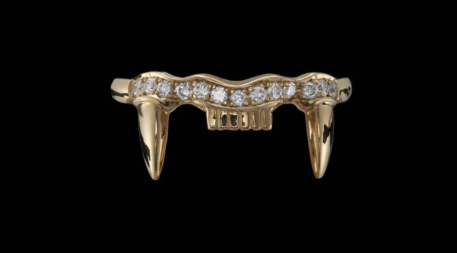 Halloweensmycken – guldring med diamanter i form av tänder