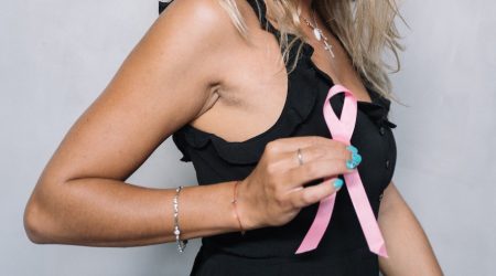 smycken som stöttar bröstcancerforskning