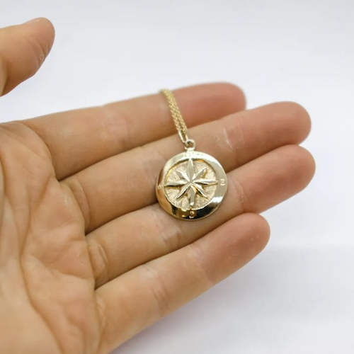 halsband i form av en kompass