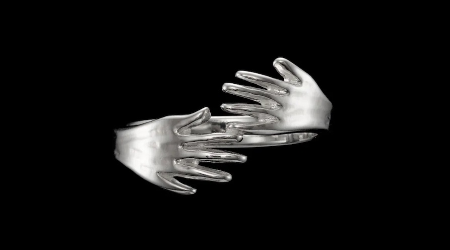 unisexsmycken - ring i vitguld av händer