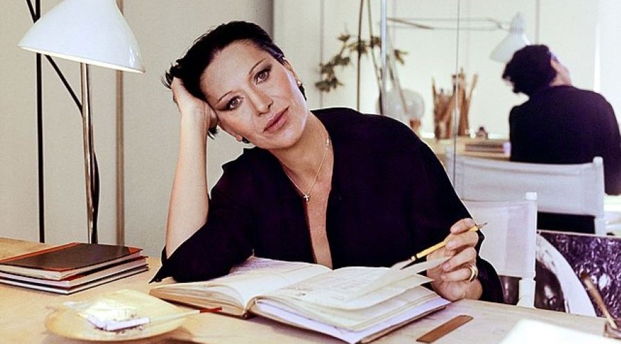 Smyckeformgivaren Elsa Peretti vid skrivbordet