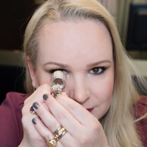 Sia Åkerlund är smyckeschef och gemmolog på Pantbanken Sverige