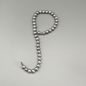 Pärlhalsband av metallformgivare Klara Eriksson