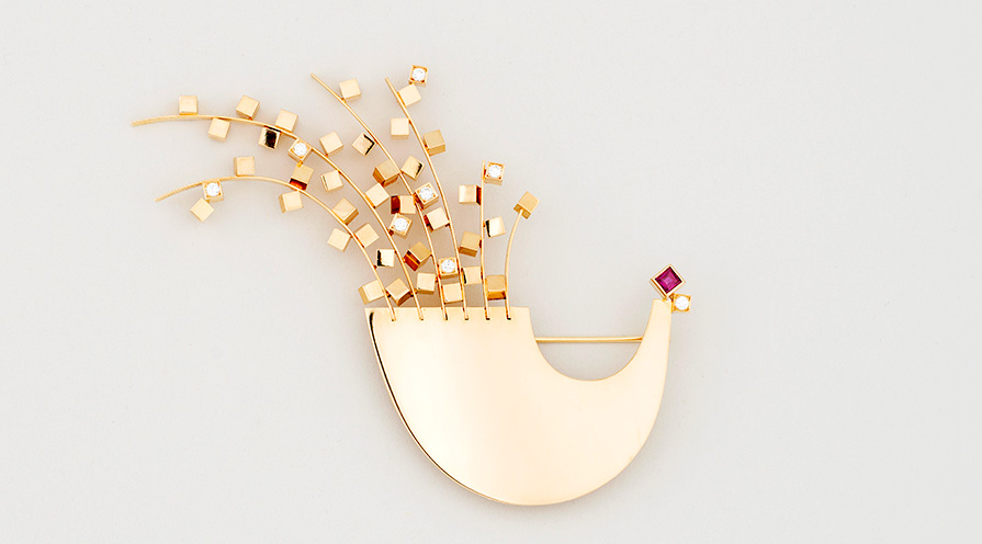 Coq d´or brosch i guld med rubin och diamanter av Kerstin Ohlin Lejonklou