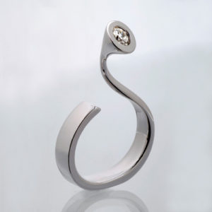 Ringen Stand Alone från Etena Jewellery & Design