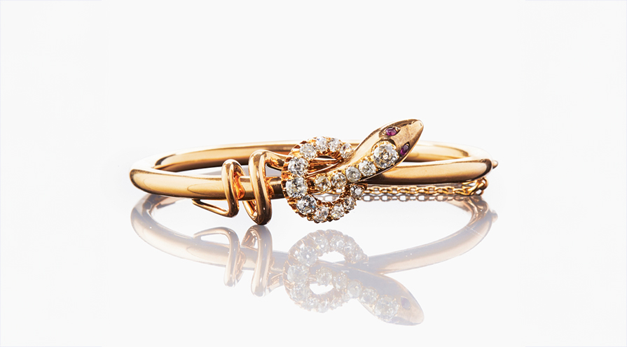Louise Michaelssons favorit bland juvelerna är en antik armring i låghaltigt guld i form av en orm med rubinögon och diamantkropp. Foto: Uppsala Auktionskammare