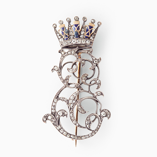 Börjar ditt namn på E? Broschen i 14K guld, silver, emalj och diamanter från 1880-talet är sannolikt en hovbrosch för prinsessan Éugenie av Sverige och Norge (1830 1889). Foto: Uppsala Auktionskammare