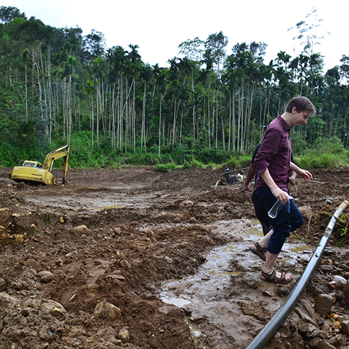 Mekaniserad open pit gruva på Sri Lanka.