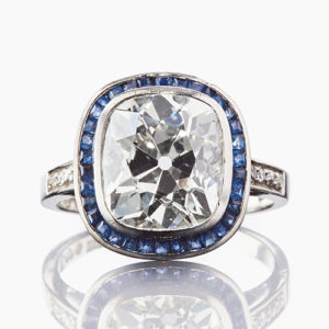 Art Deo-ringen med kuddslipad diamant och safirer fattade i platina av hovjuvelerare Carlman från 1957 är en av auktionens höjdpunkter. Foto: Uppsala Auktionskammare