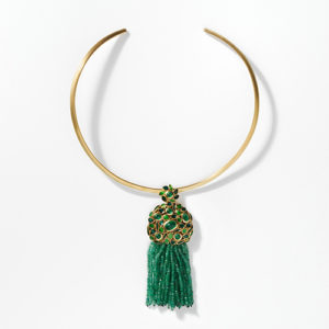 Halssmycke i 23k guld med smaragd och emalj av Sebastian Schildt från utställningen Precious 2019. Foto: Galleri Sebastian Schildt