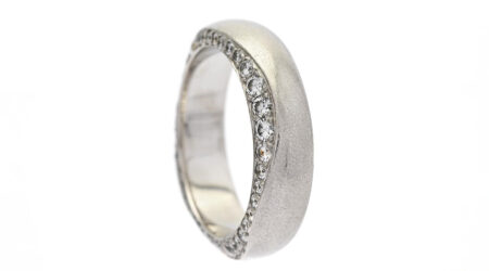 Sebastian Schildt ring i platina med diamanter