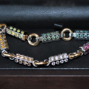 armband med färgstenar