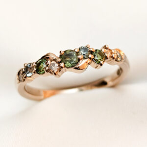 Ring med gröna ädelstenar av Goldsmith of the month July