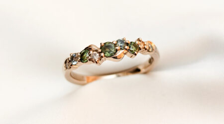 Ring med gröna ädelstenar av Goldsmith of the month July